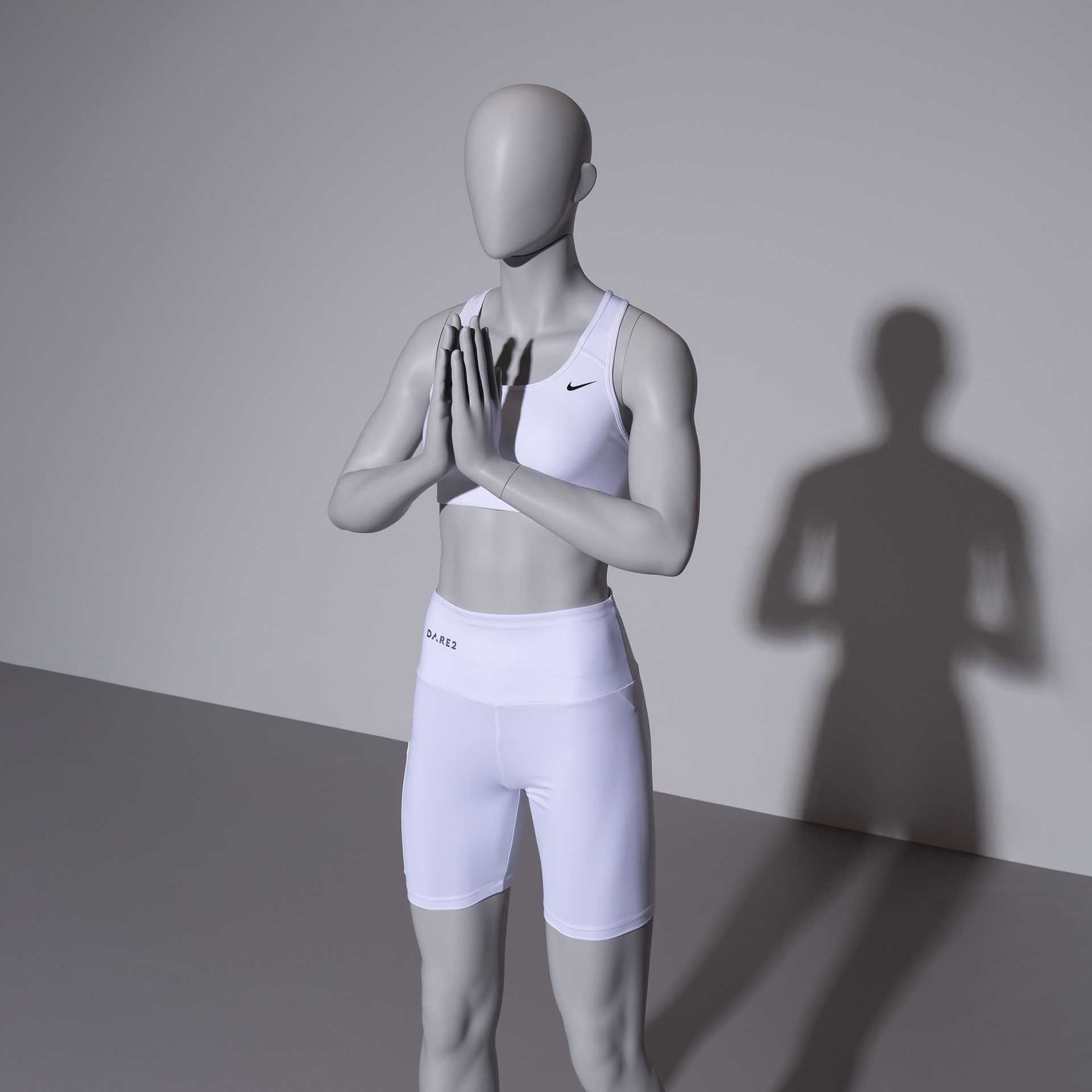 BINK - Mannequin sportif de yoga, femme, gris, tête abstraite, pose debout 17