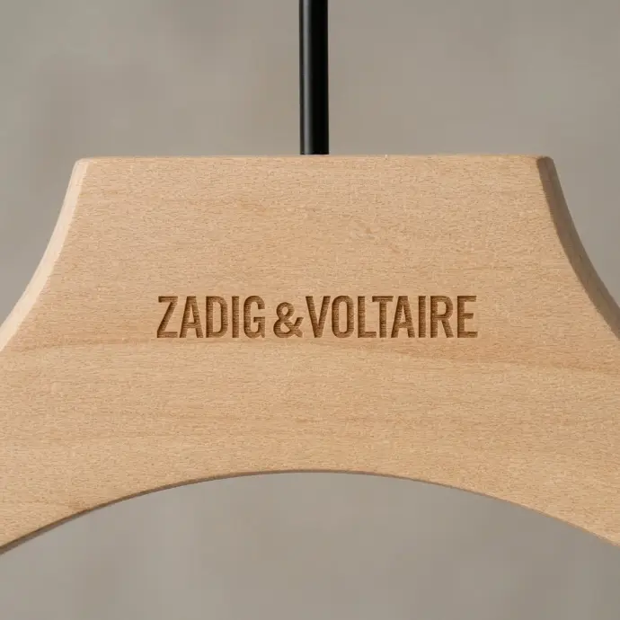 percha con logotipo