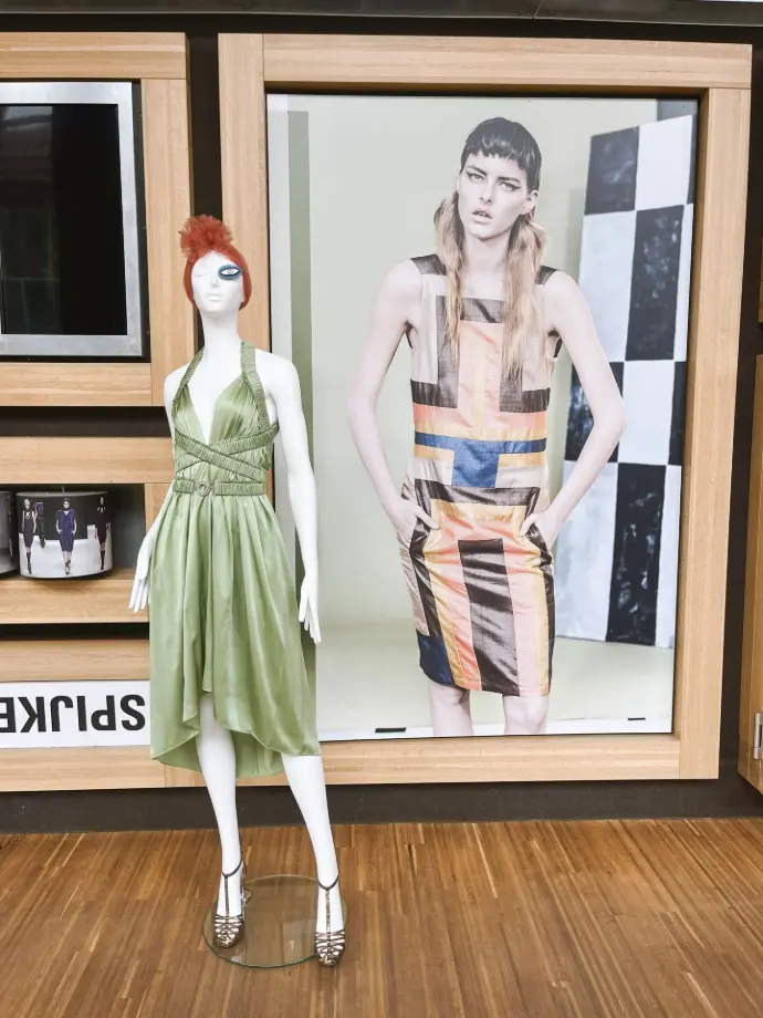 Primer plano de una prenda de diseño de Spijkers en Spijkers presentada en un maniquí de BINK Primer plano de una prenda de diseño de Spijkers en Spijkers presentada en un maniquí de BINK