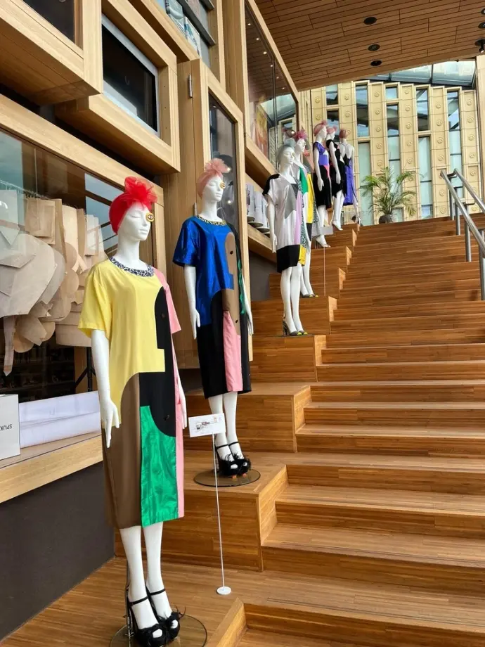 Vista general del espacio de exposición de State of Fashion que muestra la colección de aniversario de Spijkers en Spijkers en los maniquíes de alquiler de BINK Vista general del espacio de exposición de State of Fashion que muestra la colección de aniversario de Spijkers en Spijkers en los maniquíes de alquiler de BINK