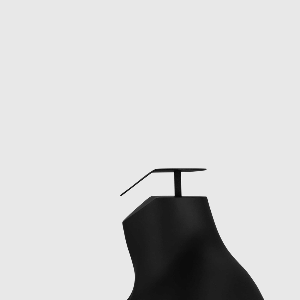 BINK - Torse sur socle, avec bras, homme noir tête abstraite, socle long noir, pose 103