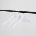 Witte kapstok met anti slip voor volwassenen, 44 cm breedte, nikkel haak - doos van 100 stuks.