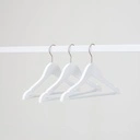 Witte kapstok met anti slip broeklat voor kinderkledij, 35 cm breedte, nikkel haak - doos van 100 stuks.