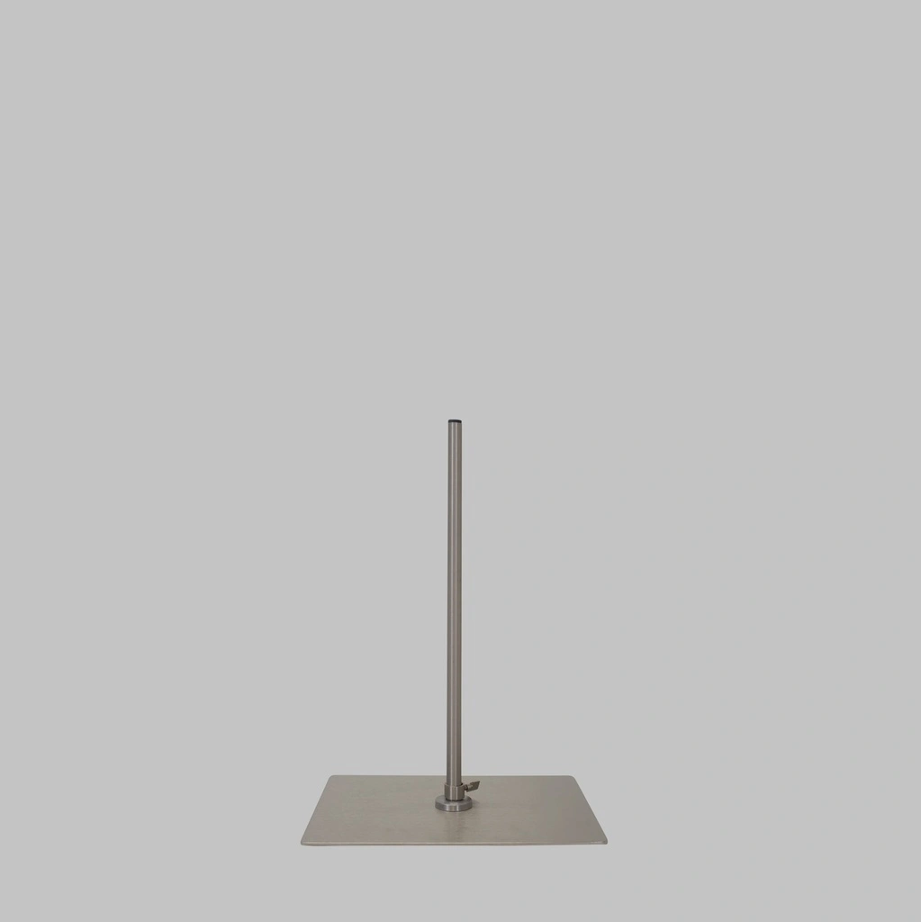 Sport damesbuste zonder benen, grijs, metalen sokkel, abstract hoofd, pose 251