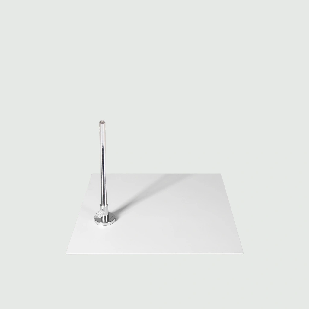 Witte abstracte damesetalagepop, met abstract hoofd, wit gepoederlakte metalen voetplaat, pose FM001