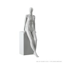 Maniquí femenino abstracto gris, con cabeza abstracta, en posición sentada, postura F011.