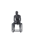 Maniquí de deporte mujer, gris grafito, cabeza estilizada, postura sentada 07