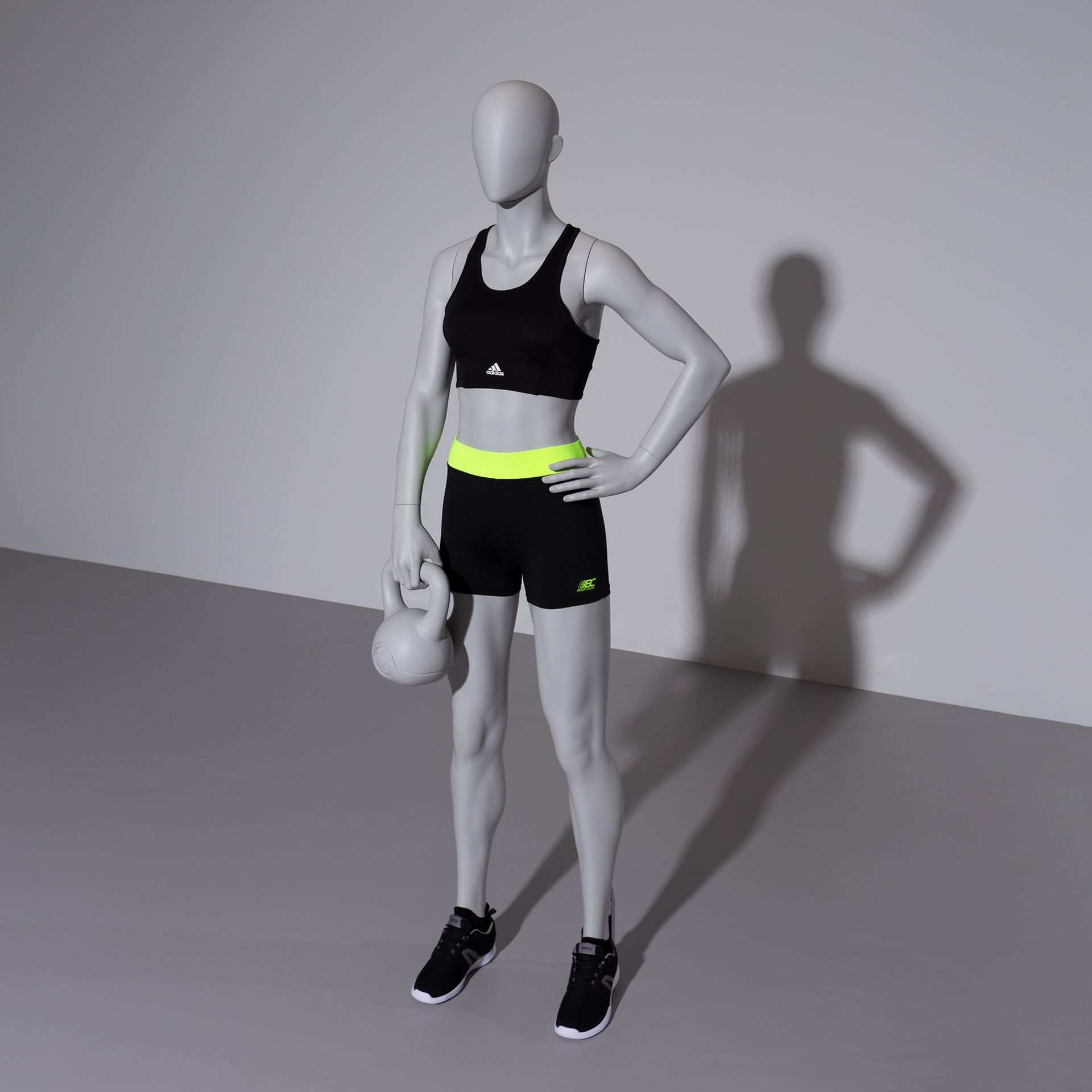 BINK - Kettlebell fitness dames mannequin, grijs, abstract hoofd, staande pose 11