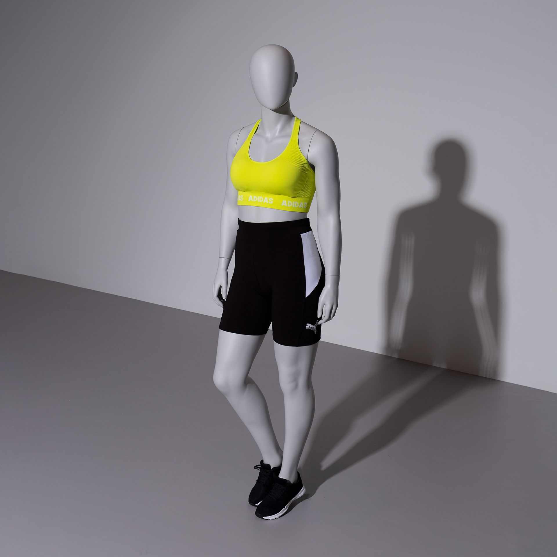 BINK - Volslanke sport dames mannequin, grijs, abstract hoofd, staande pose 20
