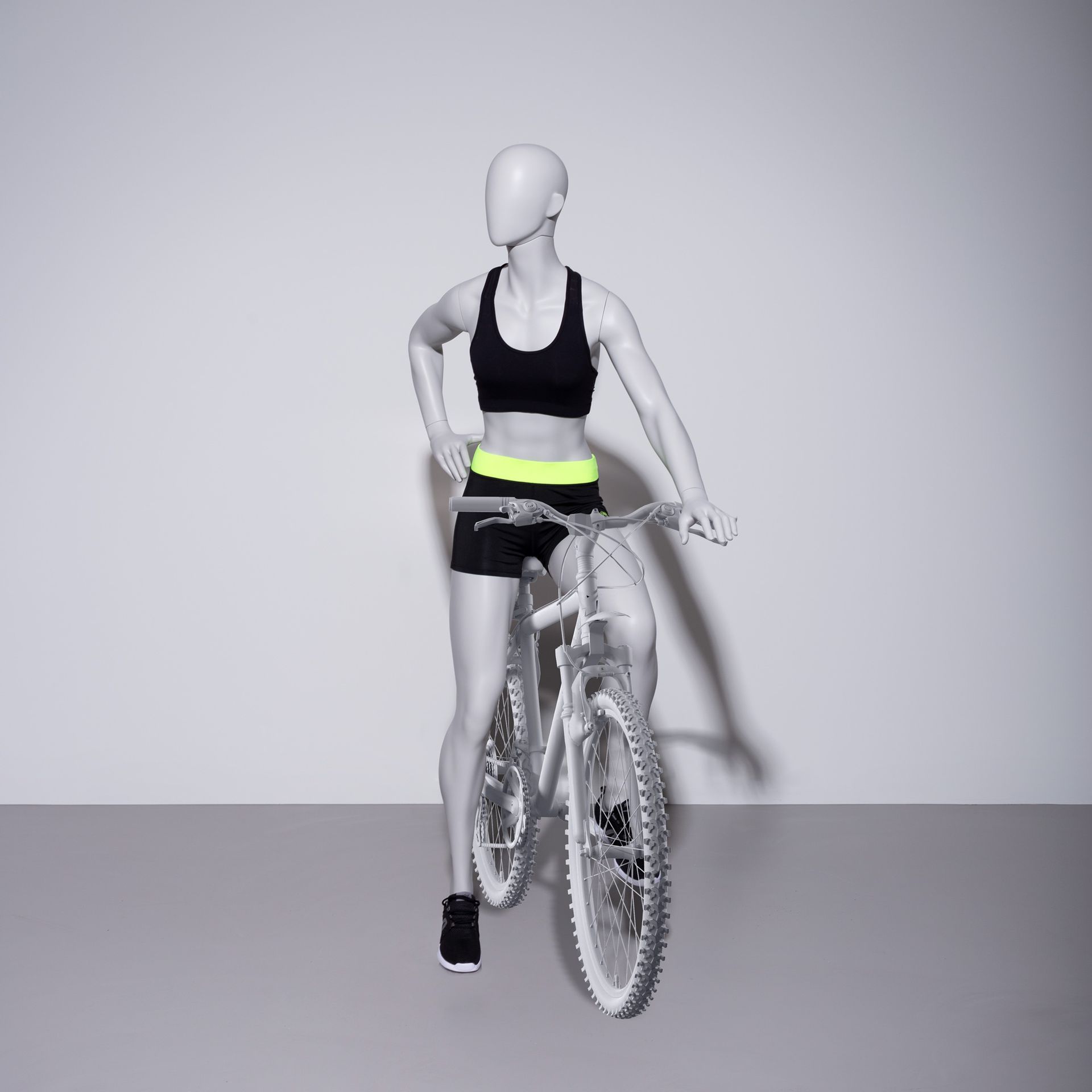 BINK - Radfahrer-Schaufensterpuppe Dame, Plus-size-modell, grau, abstrakter Kopf stehende Pose 28