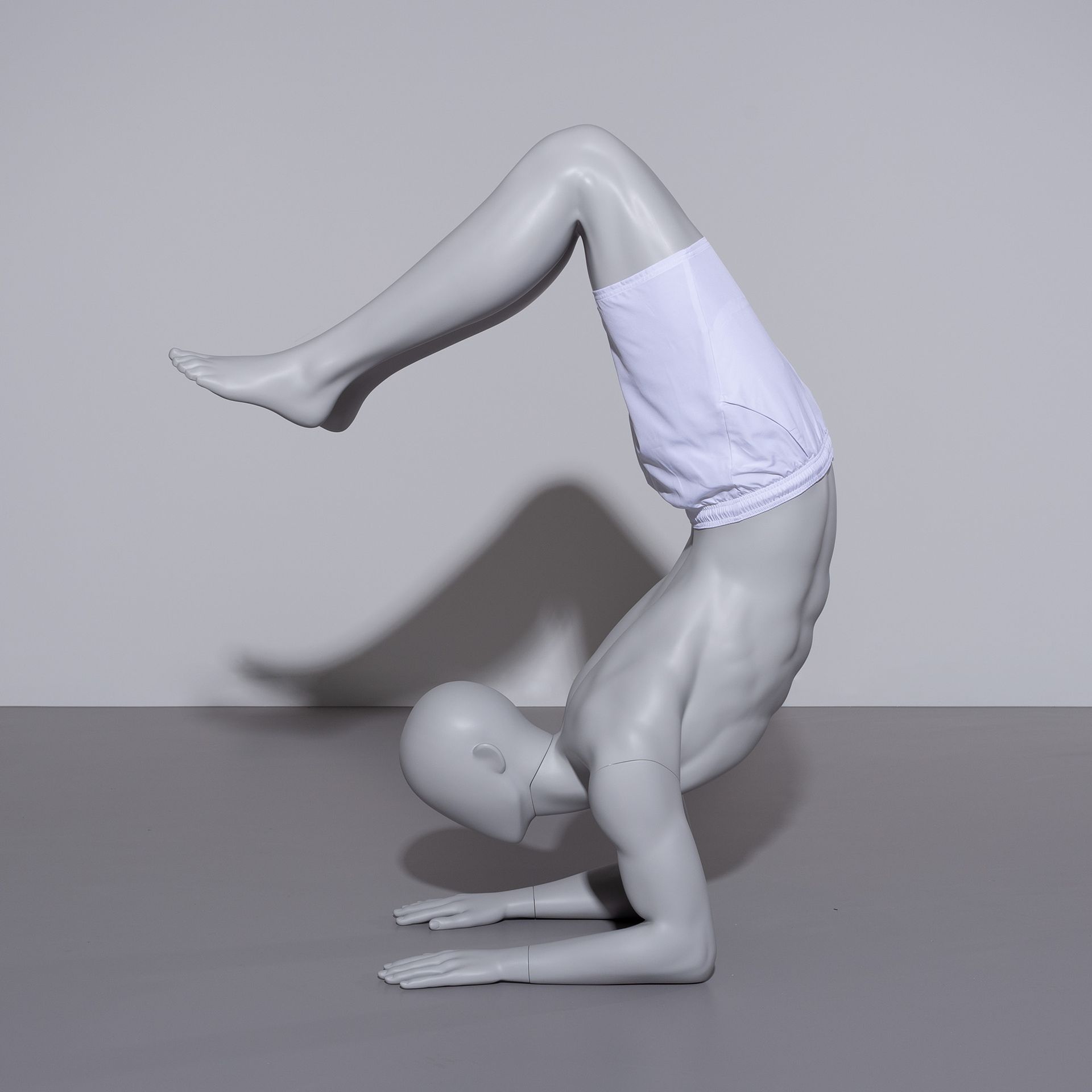BINK - Yoga Schaufensterpuppe Herr, grau, abstrakter Kopf, Pose 308