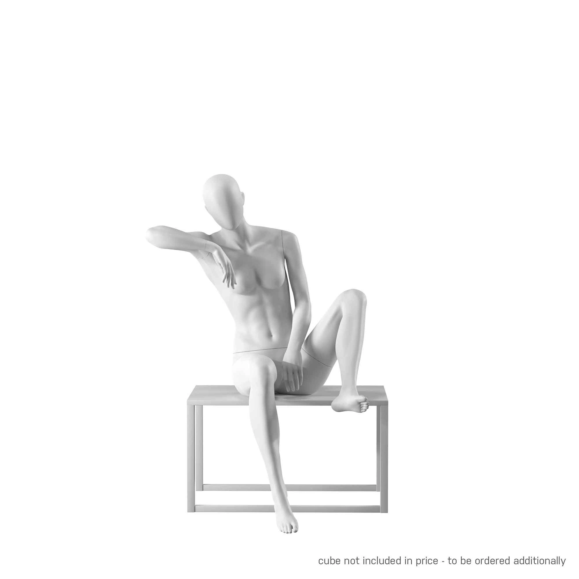 BINK - Mannequin réaliste, femme, style urbain, tête abstraite, couleur blanc mat, pose asisse 002