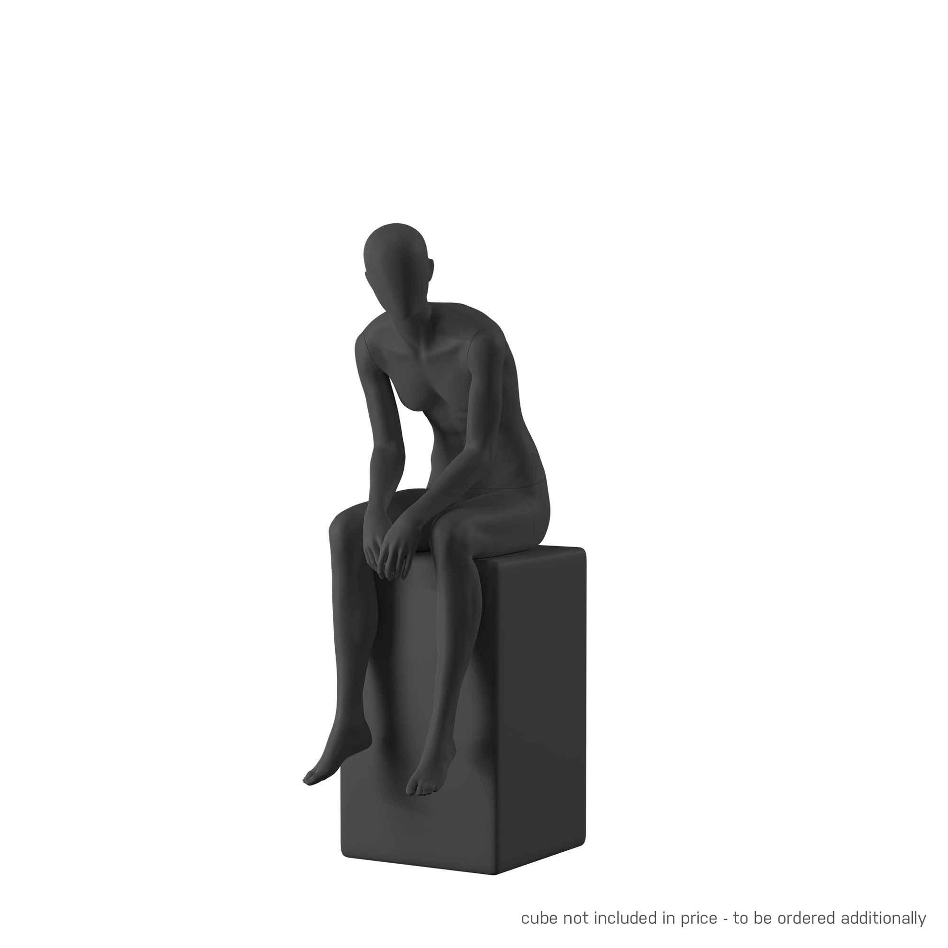 BINK - Maniquí realista de color negro mujer, estilo urbano, cabeza abstracta, postura sentada 001