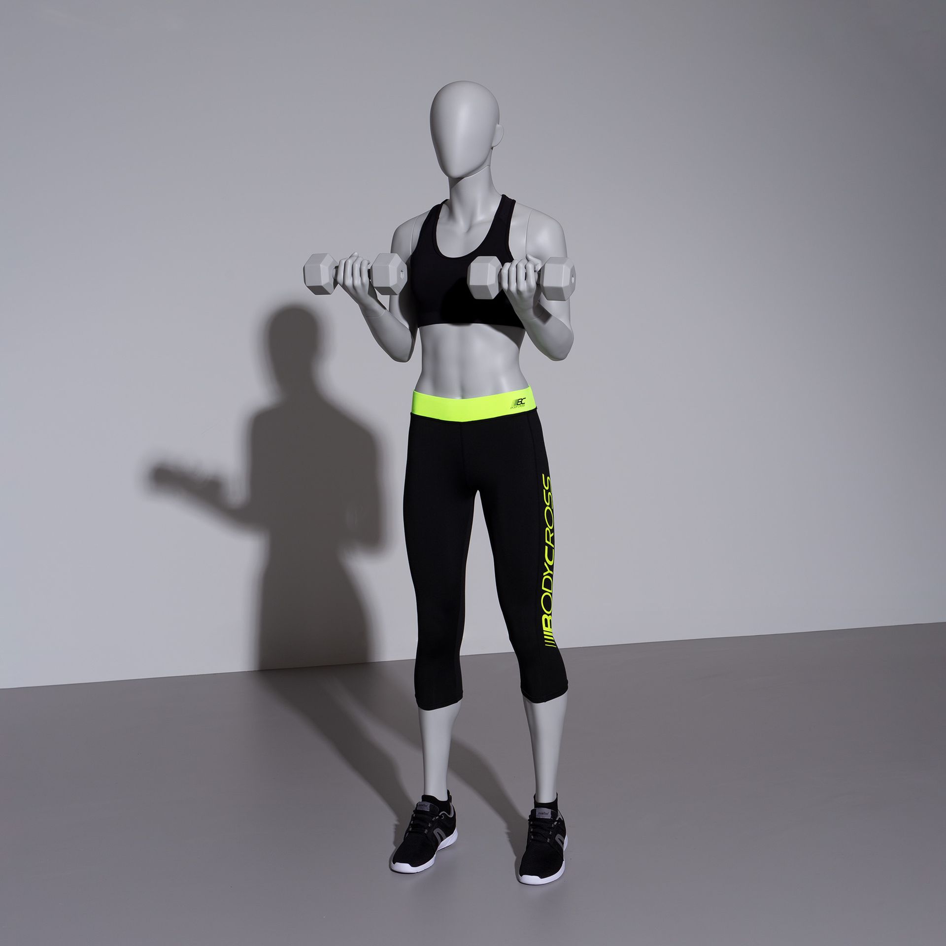 BINK - Kettlebell Fitness Schaufensterpuppe Dame, grau, abstrakter Kopf, stehende Pose 12