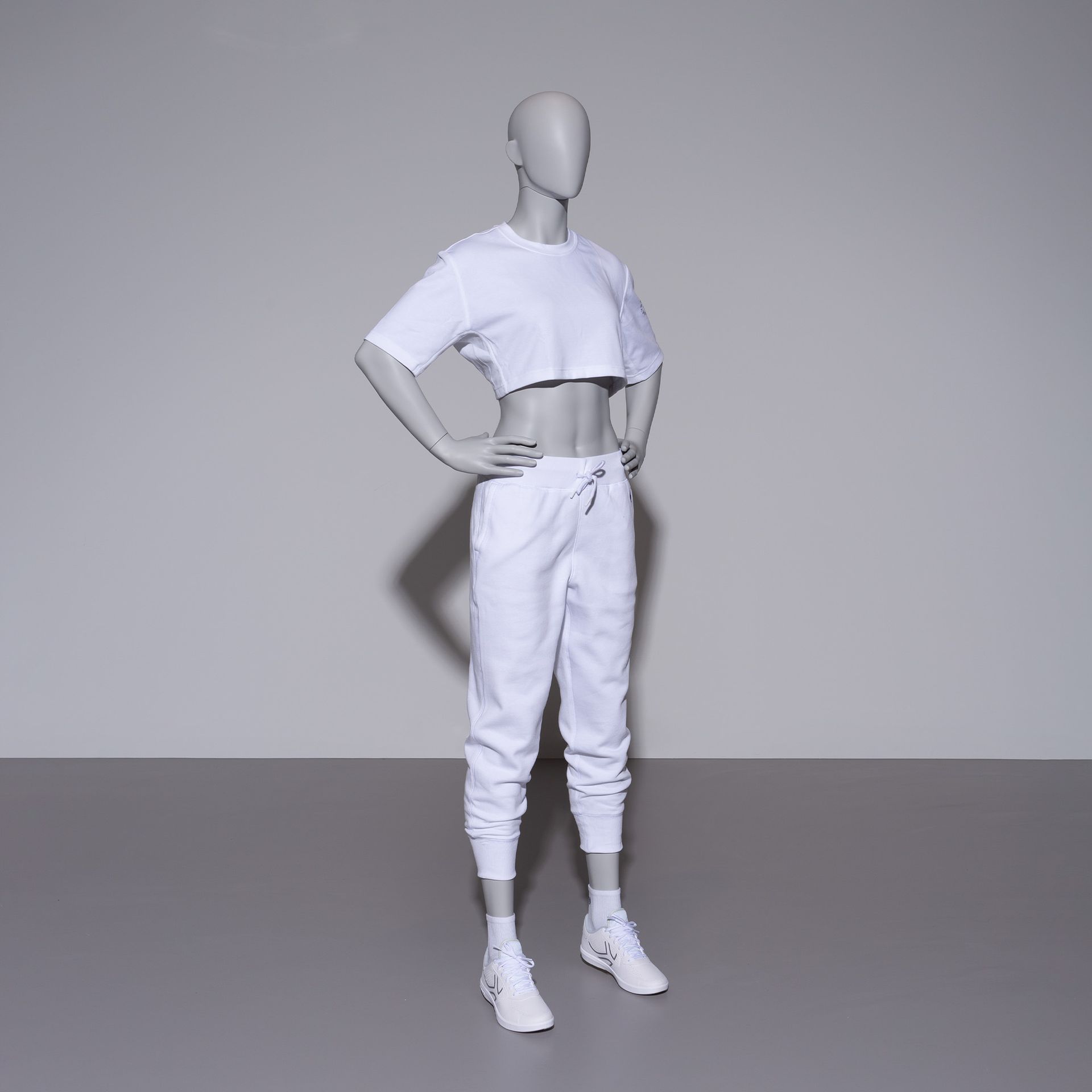 BINK - Sport dames mannequin, grijs, abstract hoofd, staande pose 13