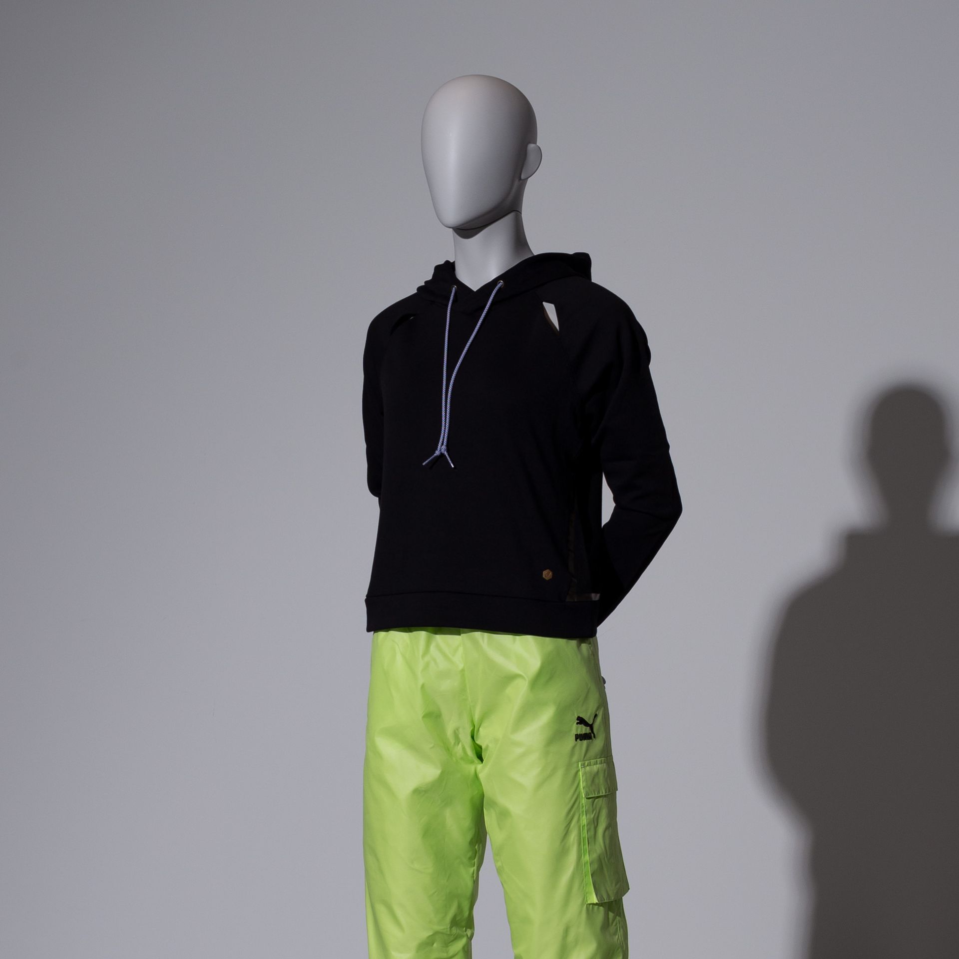 BINK - Sport dames mannequin, grijs, abstract hoofd, staande pose 15