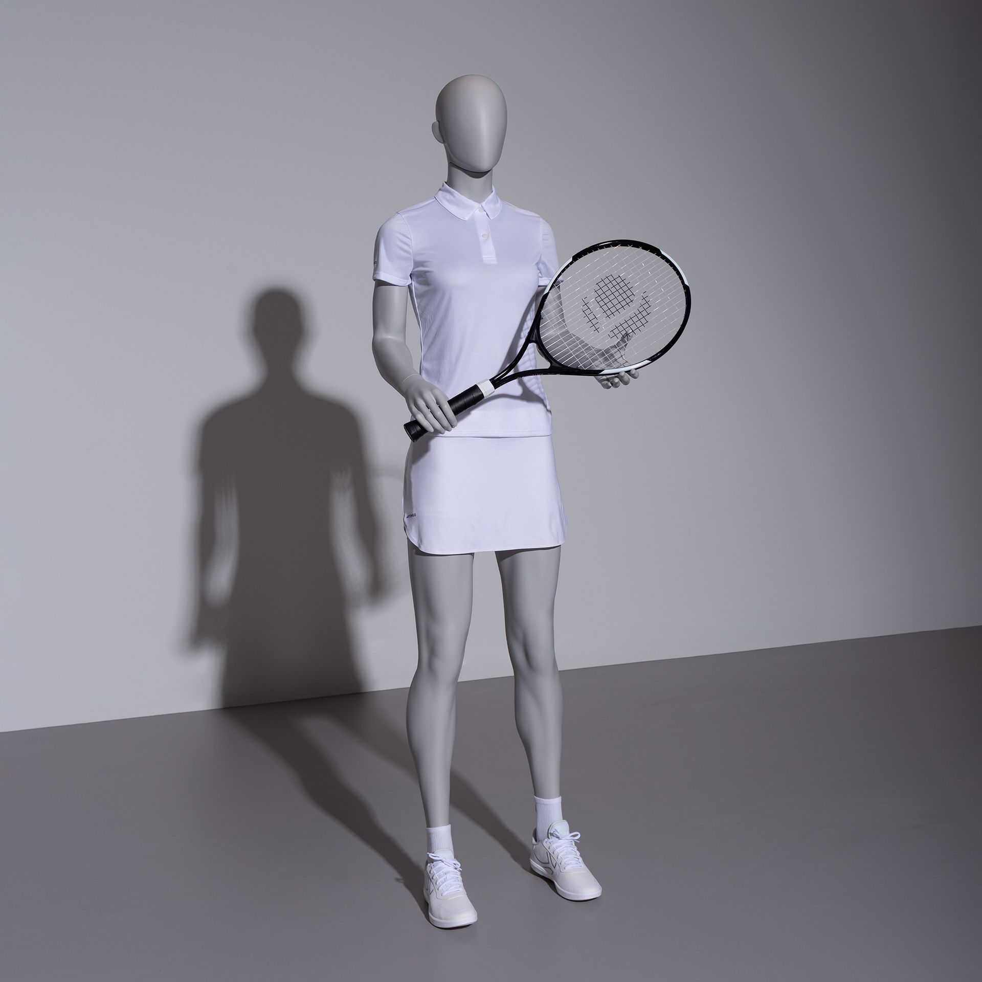 BINK - Tennis Schaufensterpuppe Dame, grau, abstrakter Kopf, stehende Pose 02