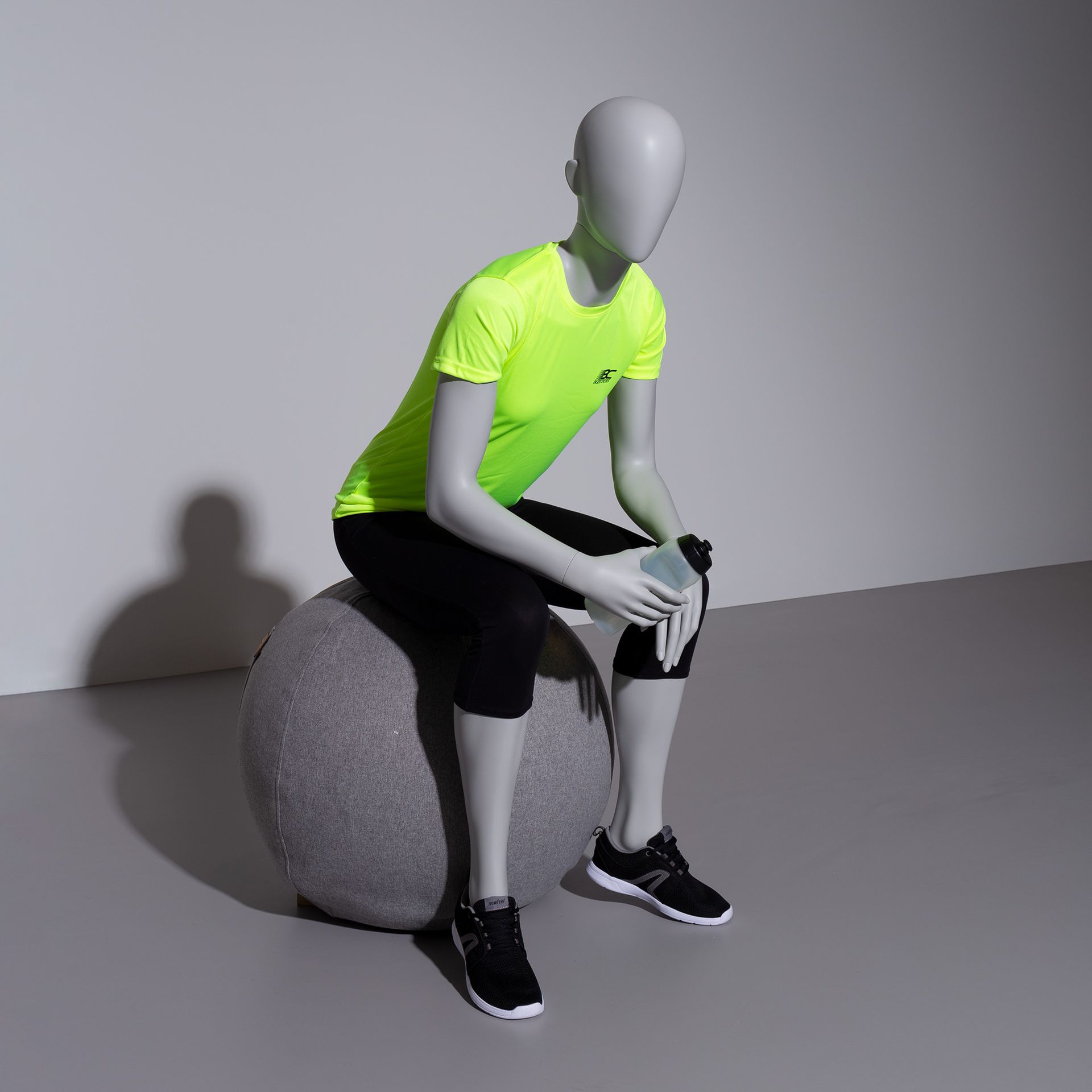 BINK - Sport dames mannequin, grijs, abstract hoofd, zittende pose 07