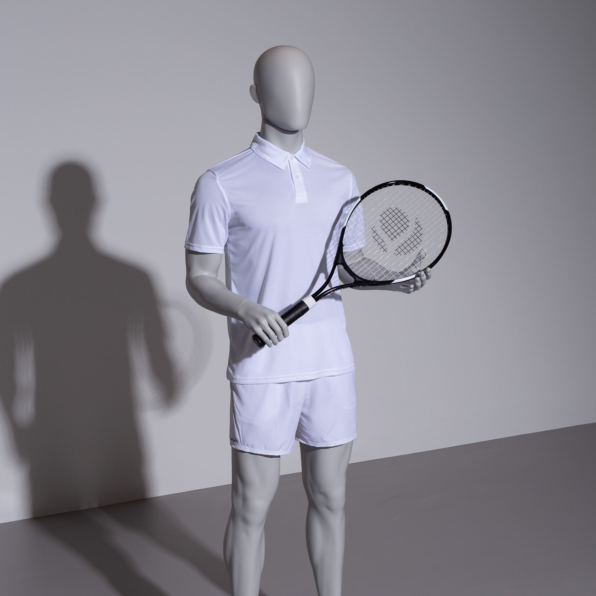 BINK - Tennis Schaufensterpuppe Herr, grau, abstrakter Kopf, stehende Pose 311