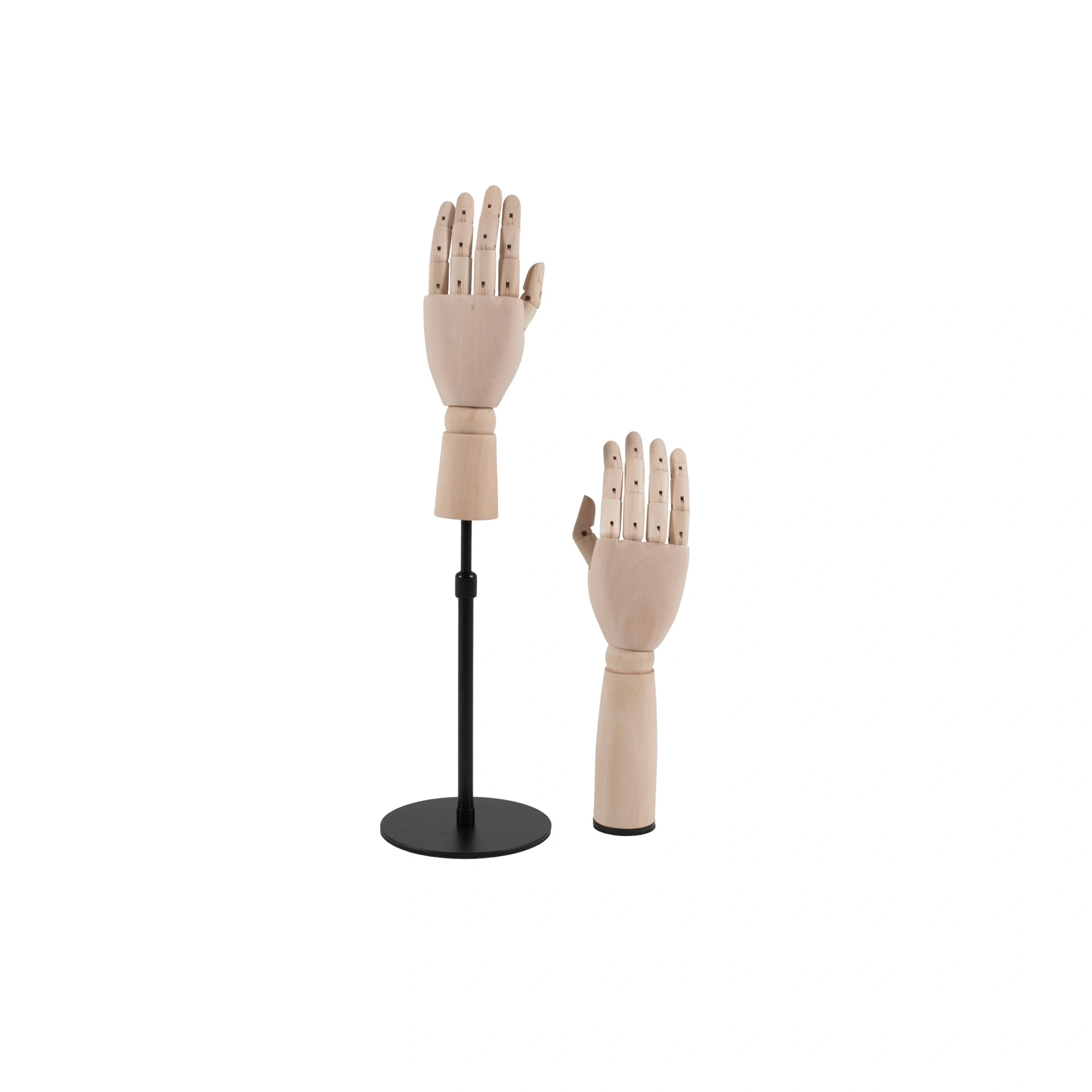 Duo de mains masculines de présentation : main droite autoportante avec base ronde, main gauche avec base et support vertical réglable.